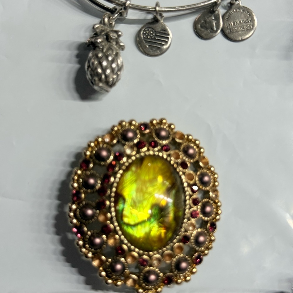 Jewelry – Vintage Brooch & Vintage Jewelry Trinket boxes - Picture 8 of 17